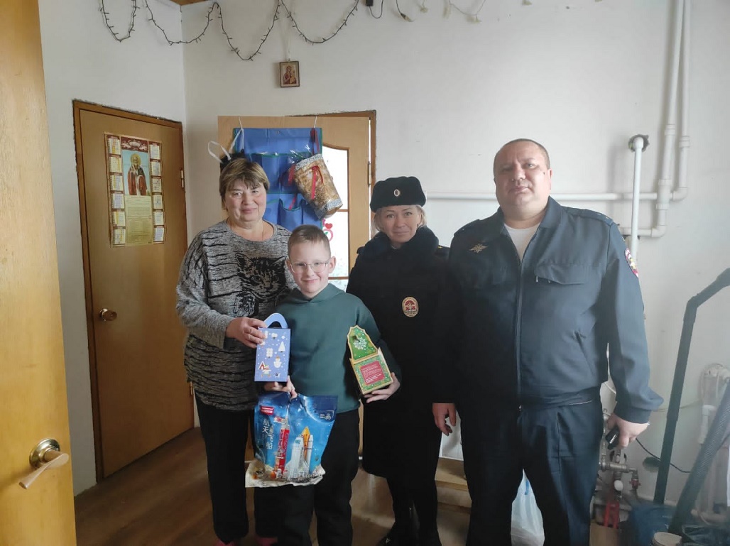 В Серпухове полицейские присоединились к акции «Новый год в каждый дом»